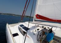 skipper in cockpit di trimarano  yacht neel 45